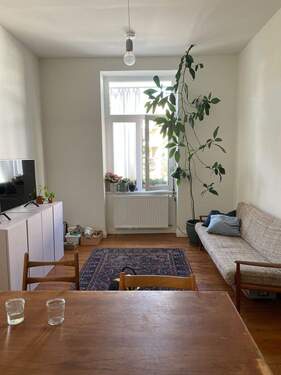 Wohnzimmer - Schicke Altbauwohnung in zentraler Lage - kurzfristig verfügbar