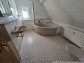 Bad mit Wanne im DG - 5 Zimmer Einfamilienhaus zum Kaufen in Limbach-Oberfrohna