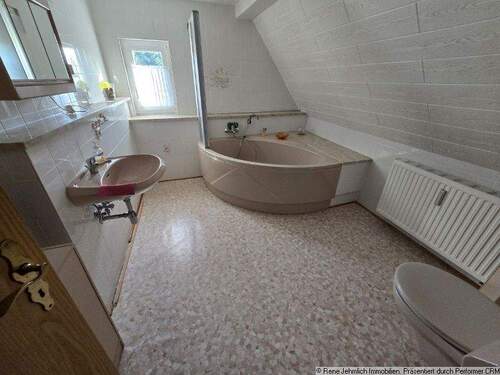 Bad mit Wanne im DG - 5 Zimmer Einfamilienhaus zum Kaufen in Limbach-Oberfrohna