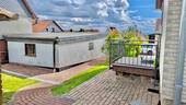 Zuweg vom Garten zum Hauseingang und zur Garage - 