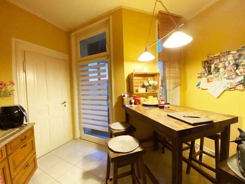 Musterfoto - Küche mit Zugang zum Balkon und HWR - 