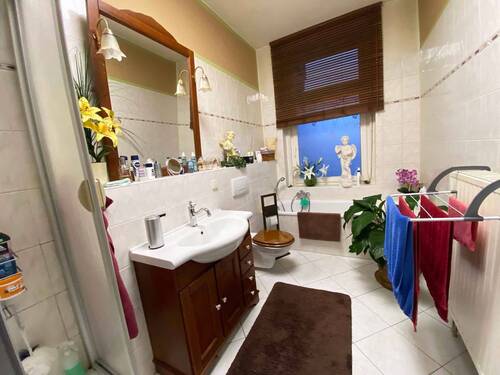 Musterfoto - Bad mit Dusche und Badewanne - 