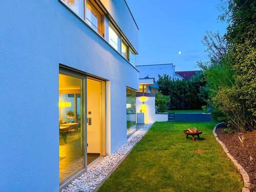  EIN ARCHITEKTONISCHES MEISTERWERK IM GRÜNEN - 5 Zimmer Mehrfamilienhaus, Wohnhaus zum Kaufen in Würzburg