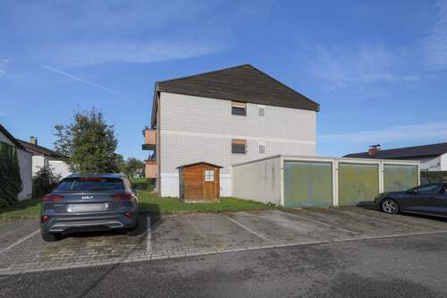 Straßenansicht und Stellplatz - Ihr neues Zuhause in Maulbronn-Zaisersweiher - Charmante 3,5 Zi Hochparterre Wohnung mit Süd-Balkon!