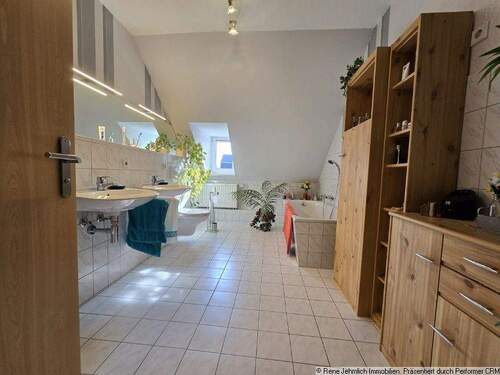 Bad im DG - 2 Zimmer Mehrfamilienhaus, Wohnhaus in Limbach-Oberfrohna