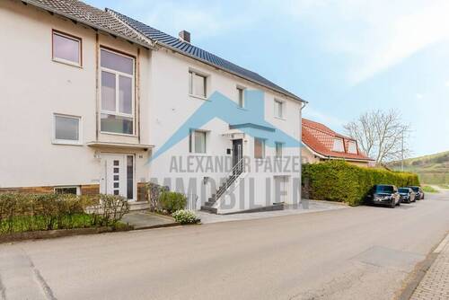 Außenansicht - Modernisierte Doppelhaushälfte mit Keller in Feldrandlage von Habichtswald!