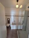 Badezimmer mit Dusche und Wanne - 
