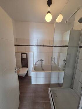 Badezimmer mit Dusche und Wanne - 