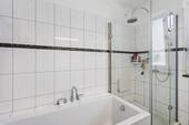mit Badewanne und Dusche - 