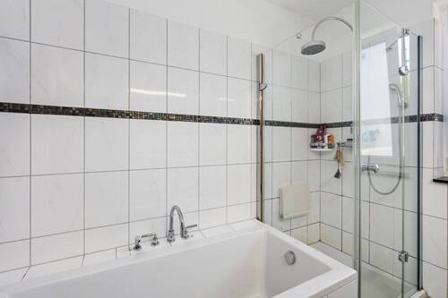 mit Badewanne und Dusche - 