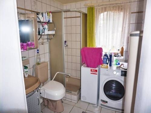 Bad EG mit Dusche, Wanne, WC - 