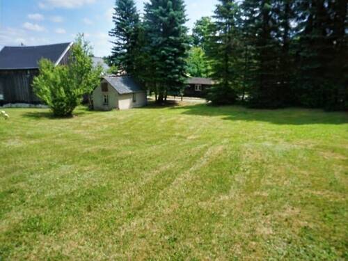 Wiese mit Garage - 