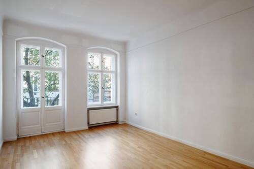 Wohnzimmer mit französischem Balkon - 3 Zimmer Etagenwohnung in Berlin