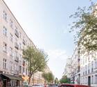 Hausansicht und Blick in die Straße - Etagenwohnung mit 99,00 m² in Berlin zum Kaufen