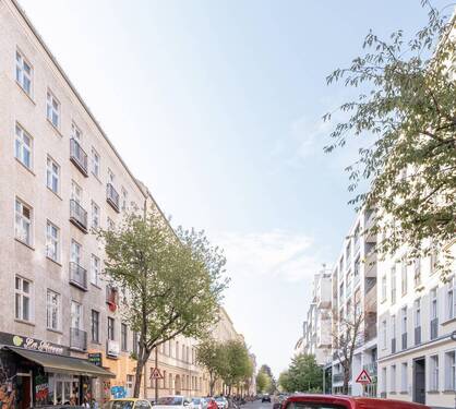 Hausansicht und Blick in die Straße - Etagenwohnung mit 99,00 m² in Berlin zum Kaufen