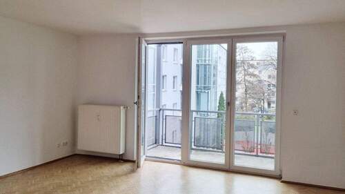 Wohnzimmer - 3 Zimmer Etagenwohnung zur Miete in München