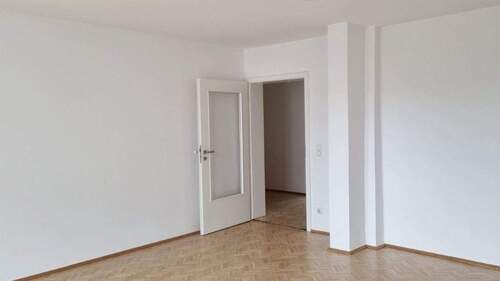 Wohnzimmer - 3 Zimmer Etagenwohnung in München