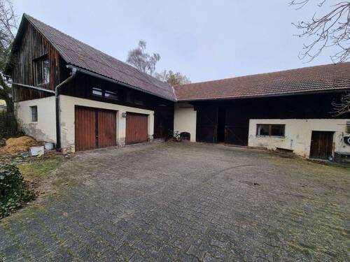Garagen, Schuppen - Großes Grundstück mit renovierungsbedürftigem Wohnhaus, Stall und Garagen