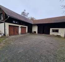 Großes Grundstück mit renovierungsbedürftigem Wohnhaus, Stall und Garagen - Fensterbach Knölling