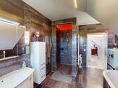 Modernes Badezimmer mit Dusche - 