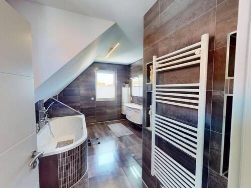 Badezimmer mit Handtuchheizung - 
