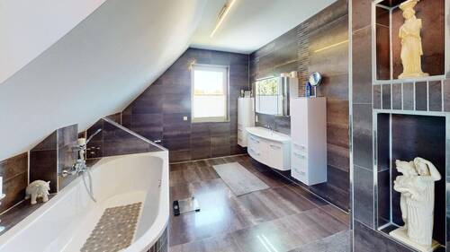 Wellness-Bad mit Badewanne - 