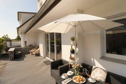 Frühstücksplatz auf Terrasse - 4 Zimmer Doppelhaushälfte in Elmenhorst-Lichtenhagen
