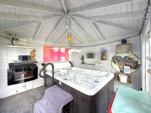 Whirlpool im Gartenhaus - 