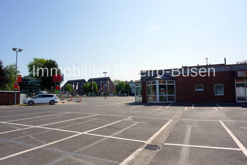 zahlreiche Kundenparkplätze vorhanden - 