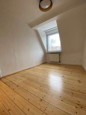 Wohnzimmer.JPG - Erlenstegen ! Helle gepflegte 2-Zi.DG-Whg., 53m², Holzdielenböden, Gartenmitbenutzung, 3.OG ohne Aufzug