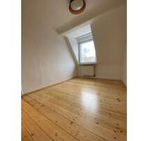 Erlenstegen ! Helle gepflegte 2-Zi.DG-Whg., 53m², Holzdielenböden, Gartenmitbenutzung, 3.OG ohne Aufzug - Nürnberg Weigelshof