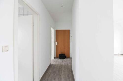 Flur und Eingangstür - 