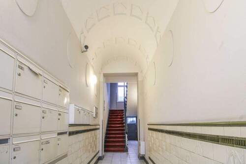 Hauseingang und Treppenhaus - 