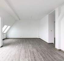 Sofort bezugsfrei: Frisch renovierte Dachgeschosswohnung (ohne Aufzug) im Altbau mit großem Balkon - Berlin Pankow