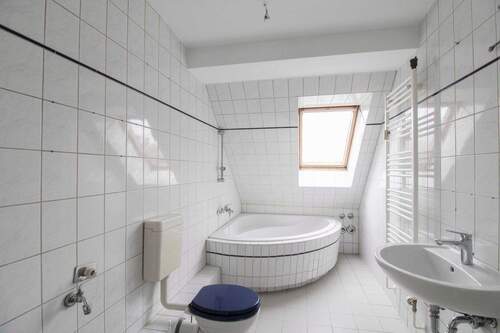 Badezimmer mit Fenster - 