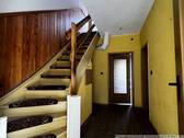 Flur mit Treppenaufgang ins Obergeschoss - 