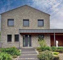 Stilvolles Einfamilienhaus mit unverbaubarem Blick - moderne Architektur trifft auf energieeffizienten Wohnkomfort - Lehre