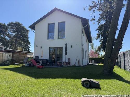 Blick vom Garten auf das Haus - 5 Zimmer Einfamilienhaus zum Kaufen in Neuenhagen