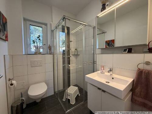Gäste-WC mit Dusche im EG - 