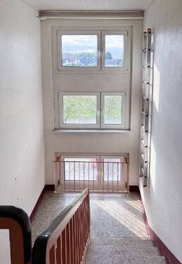 Blick von der Wohnungstür in den Hausflur - 
