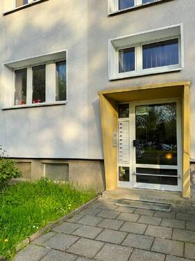 Haustür - Etagenwohnung mit 57,80 m&sup2; in Bautzen zum Kaufen