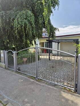 Zufahrt große Garage (SVU) - 1 Zimmer Einfamilienhaus zum Kaufen in Untermeitingen