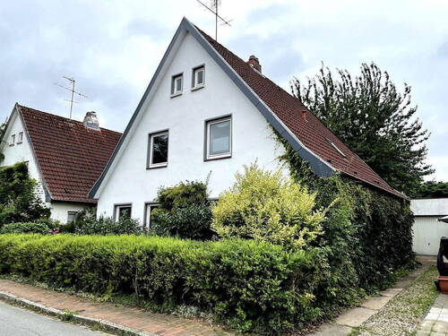 Frontseite mit Garagenauffahrt - 7 Zimmer Einfamilienhaus zum Kaufen in Glückstadt