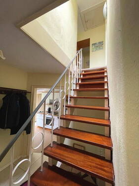 Flur mit Treppe nach oben - 