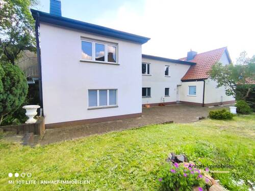 Seitliche Hausansicht - 6 Zimmer Doppelhaushälfte zum Kaufen in Gräfenhainichen