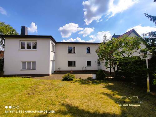 Hausansicht seitlich - Doppelhaushälfte mit 132,00 m² in Gräfenhainichen zum Kaufen