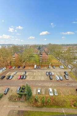 Komfortables Parken auf dem Gemeinschaftsparkplatz - 