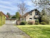 Hausansicht - Einfamilienhaus mit großem Garten und Doppelgarage