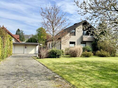 Hausansicht - Einfamilienhaus mit großem Garten und Doppelgarage