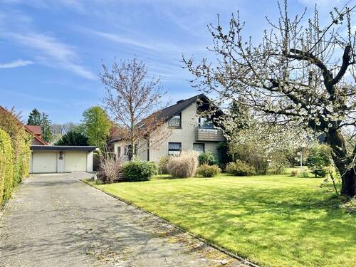 Einfahrt und Hausansicht - 6 Zimmer Einfamilienhaus zum Kaufen in Detmold
